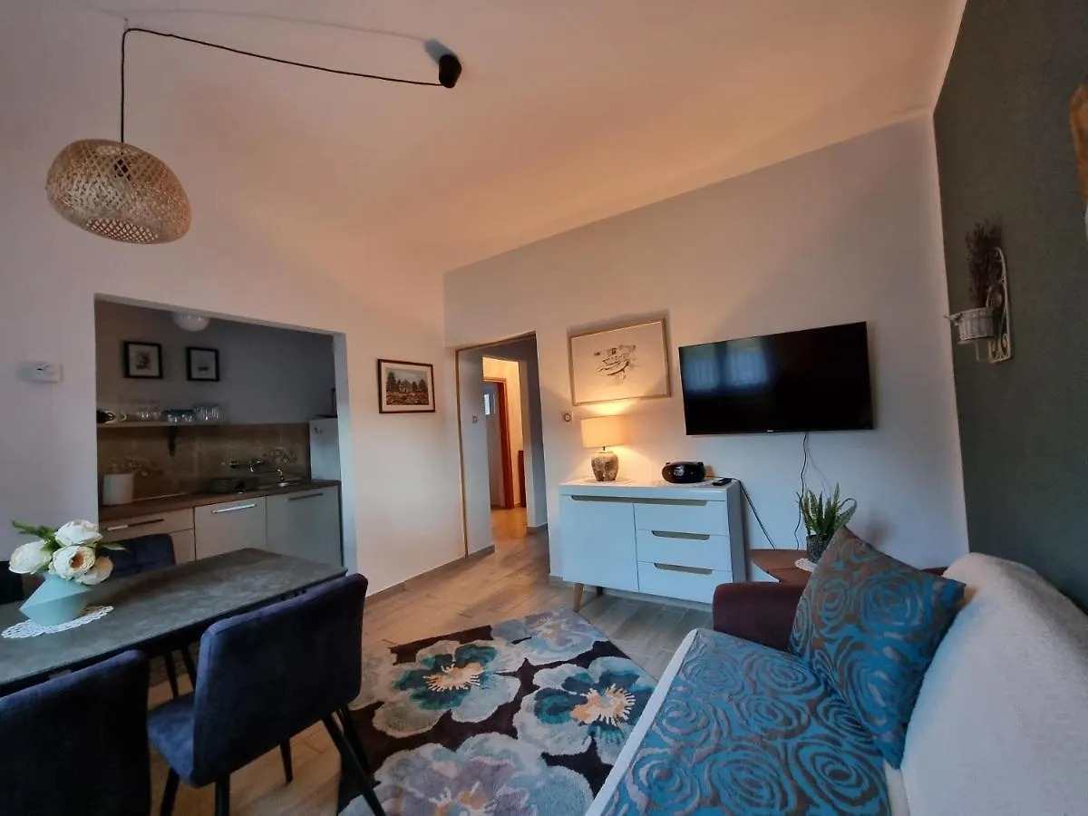 Apartment Dolores With Private Outdoor Area Kastelir