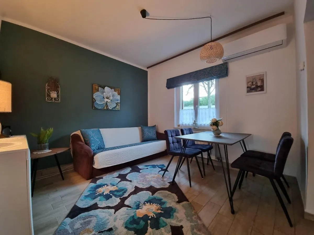 Apartment Dolores With Private Outdoor Area Kastelir