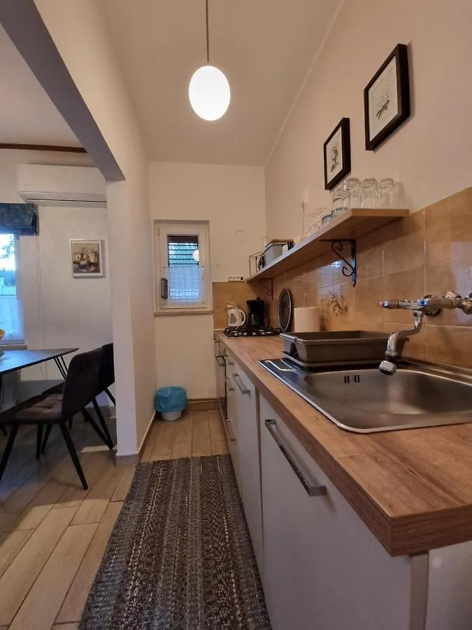 Apartment Dolores With Private Outdoor Area Kastelir
