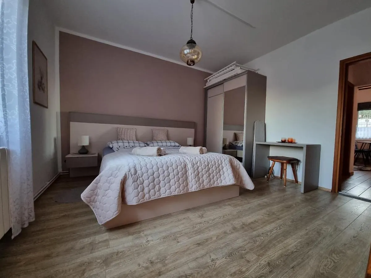 Apartment Dolores With Private Outdoor Area Kastelir