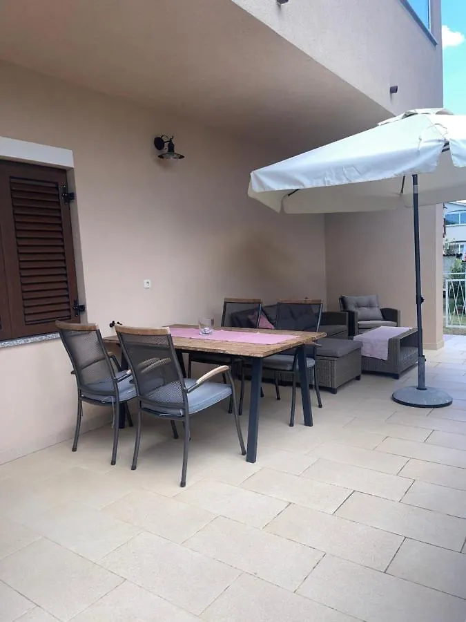 Apartment Dolores With Private Outdoor Area Kastelir